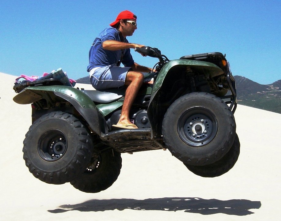 salto de quads en la duna de Valdevaqueros