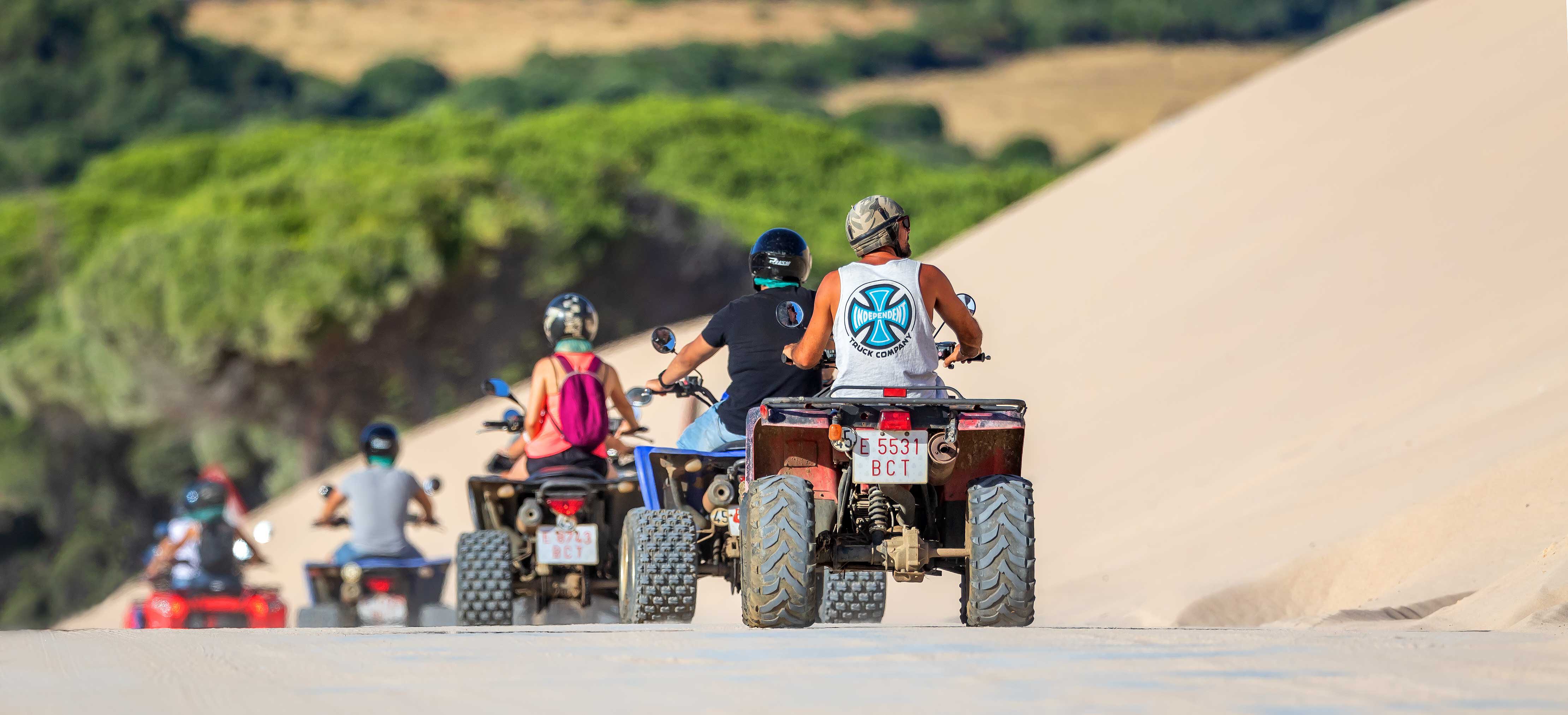 grupo de quads por la duna de tarifa